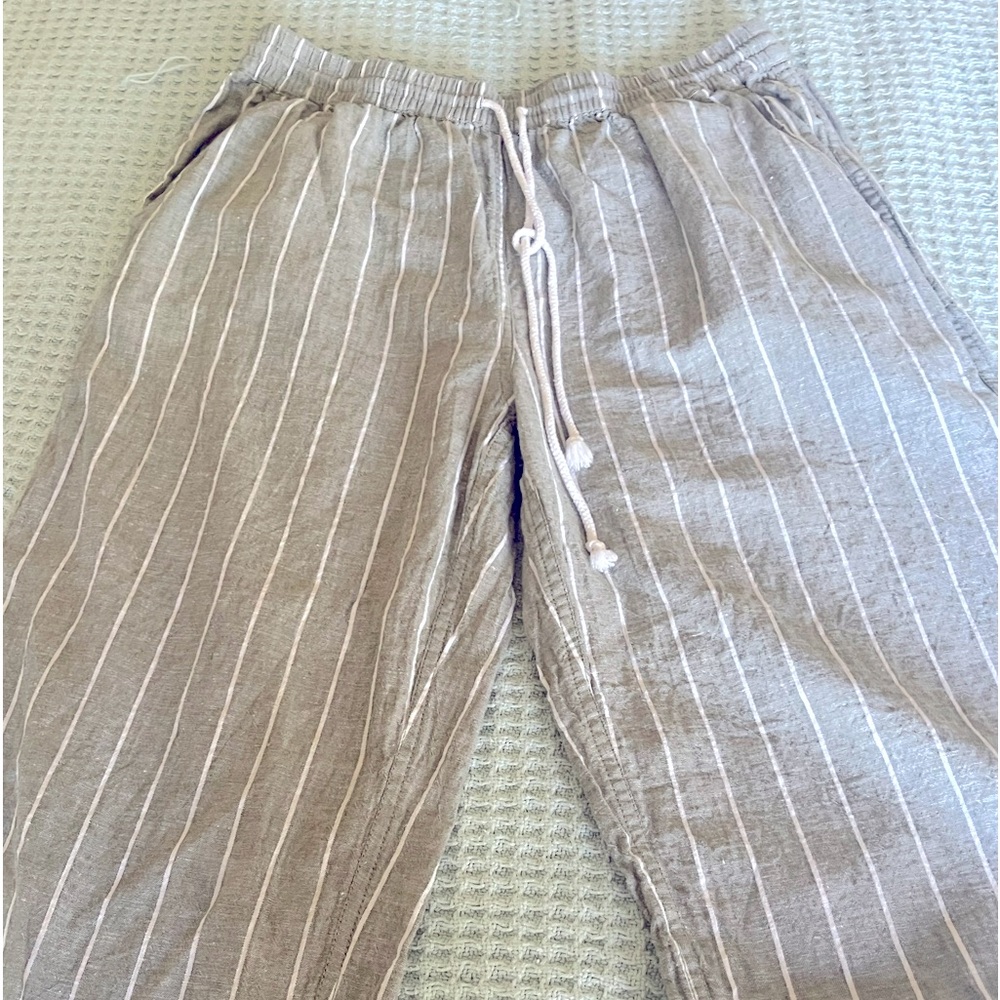 Women’s wide leg capris.